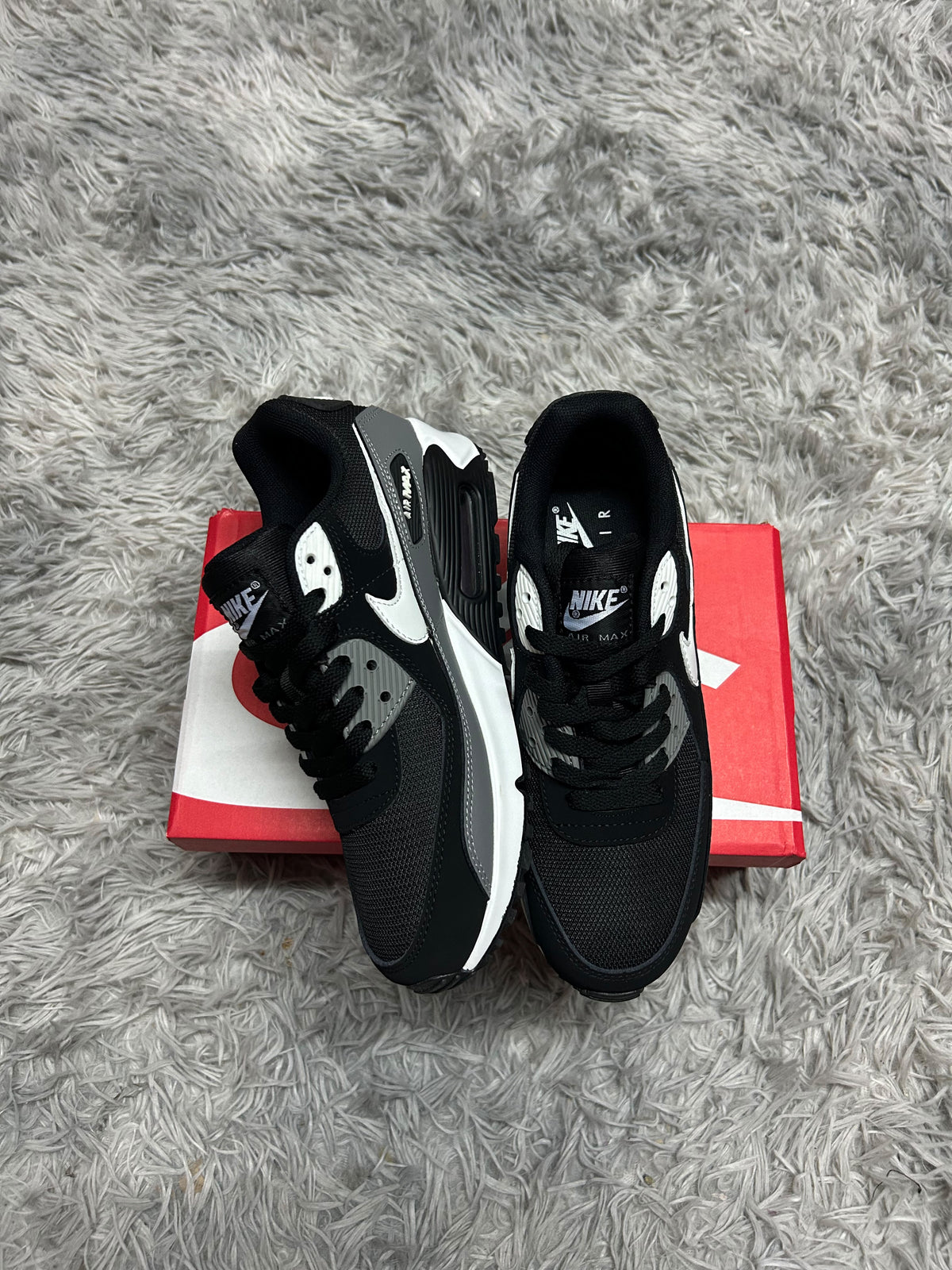 AIR MAX 90 negras logo blanco detalles grises