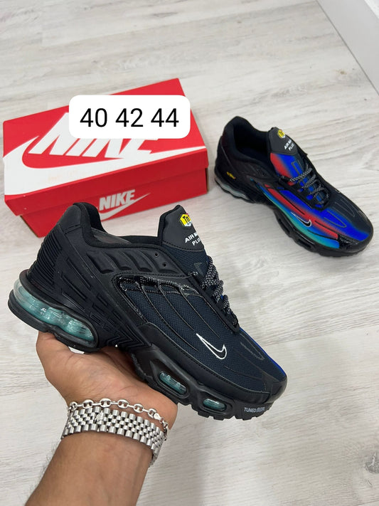 Nike tn tunned negras logo negro contorno blanco