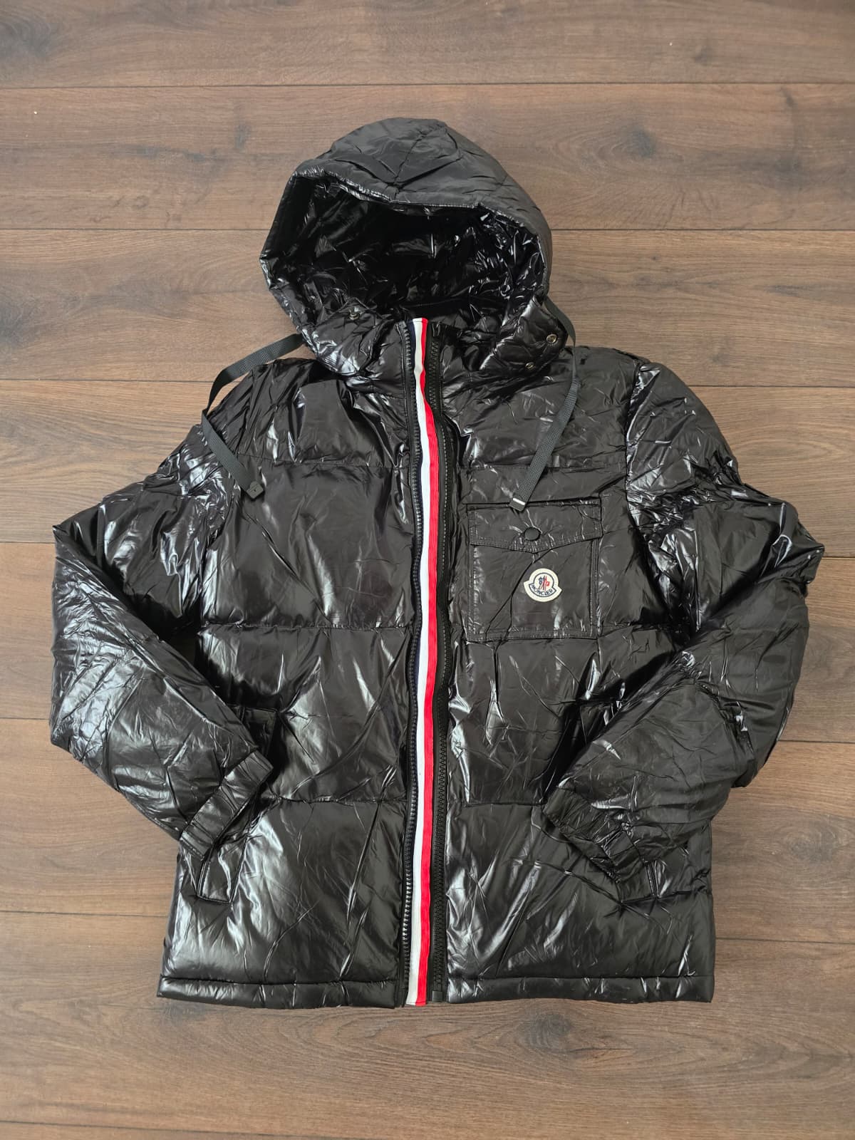 Abrigo moncler negro cremallera blanca roja
