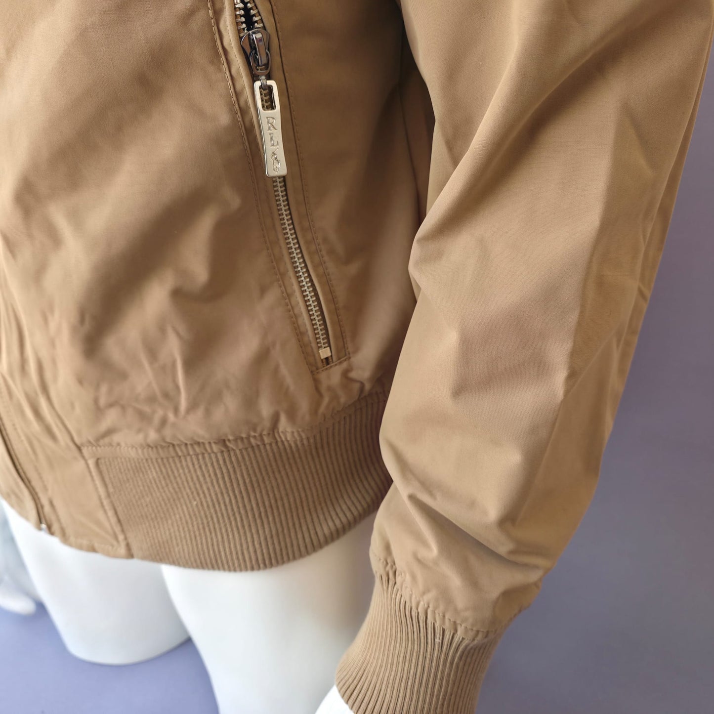 Chaqueta Ralph Lauren beige logo negro