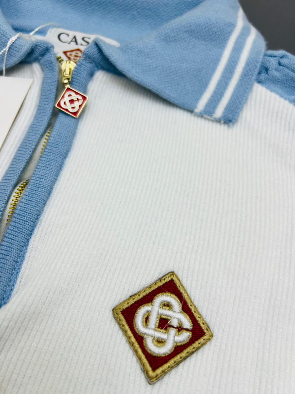 Camiseta Casablanca blanco y azul logo rojo y blanco contorno dorado