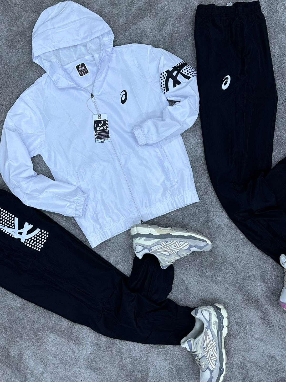 Chandal ASICS blanco logo negro