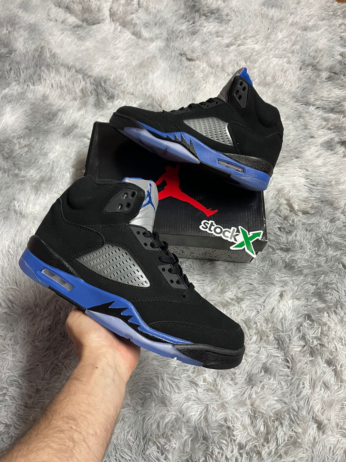 JORDAN 5 negras detalles azules