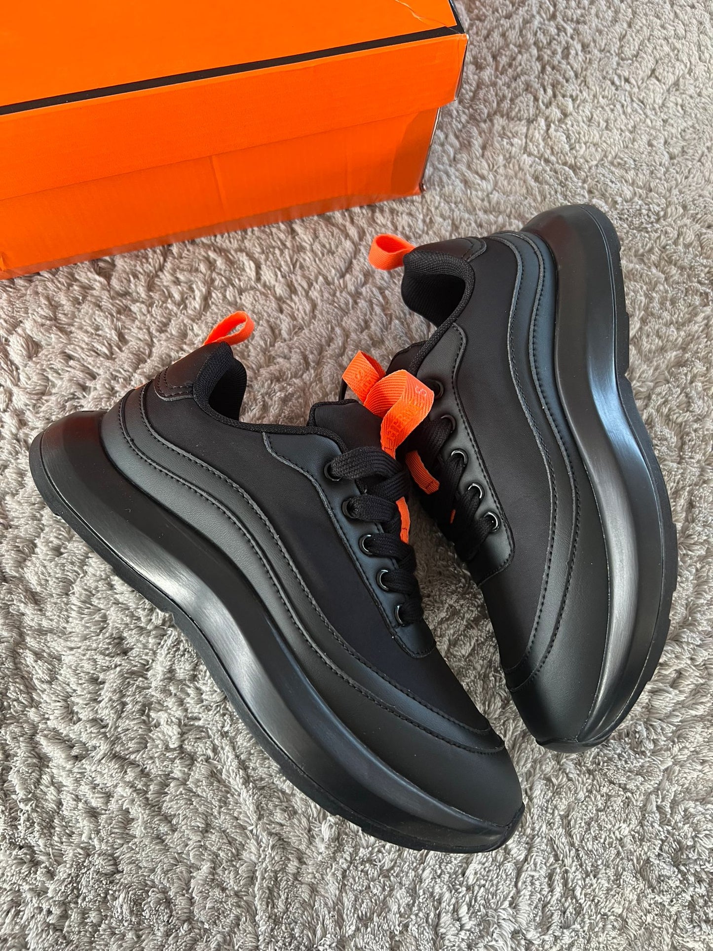 Hermes negras detalles naranjas