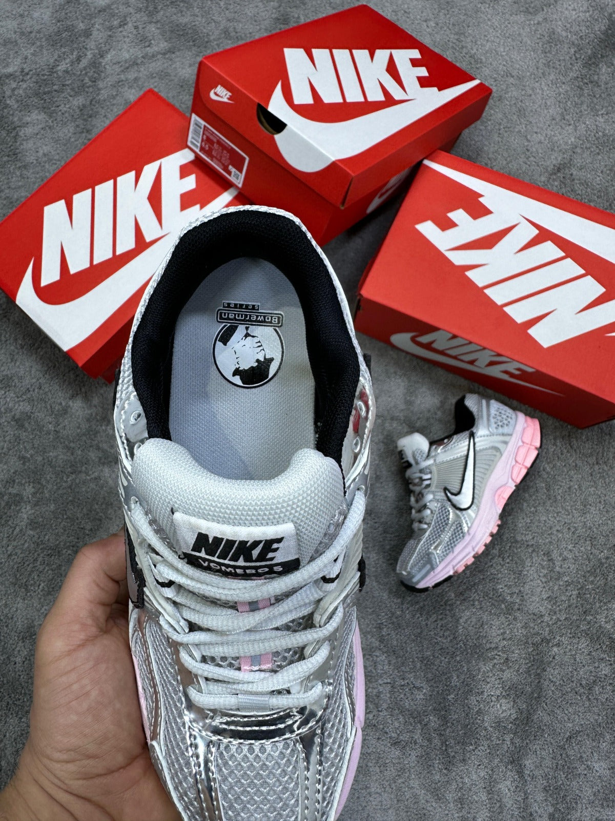 Nike vomero 5 grises detalles rosas contorno negro
