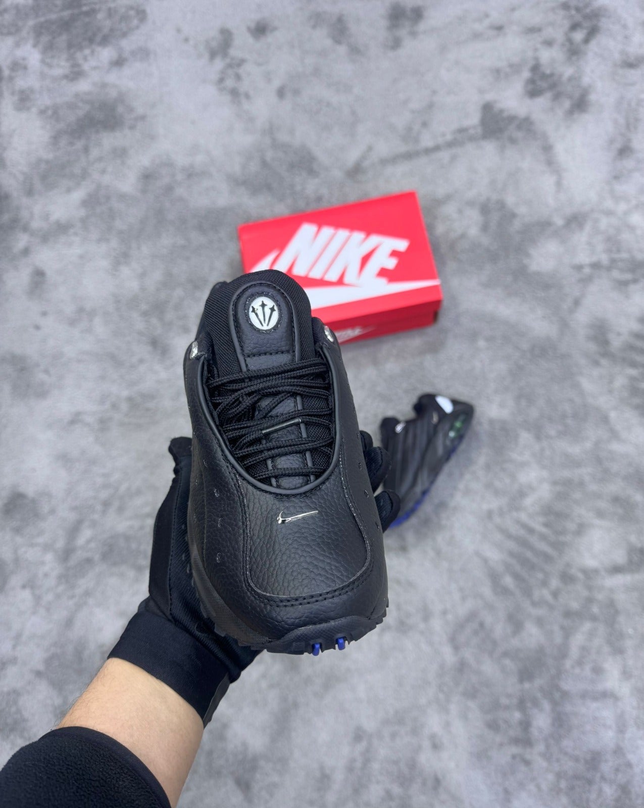 Nocta negra logo plateado