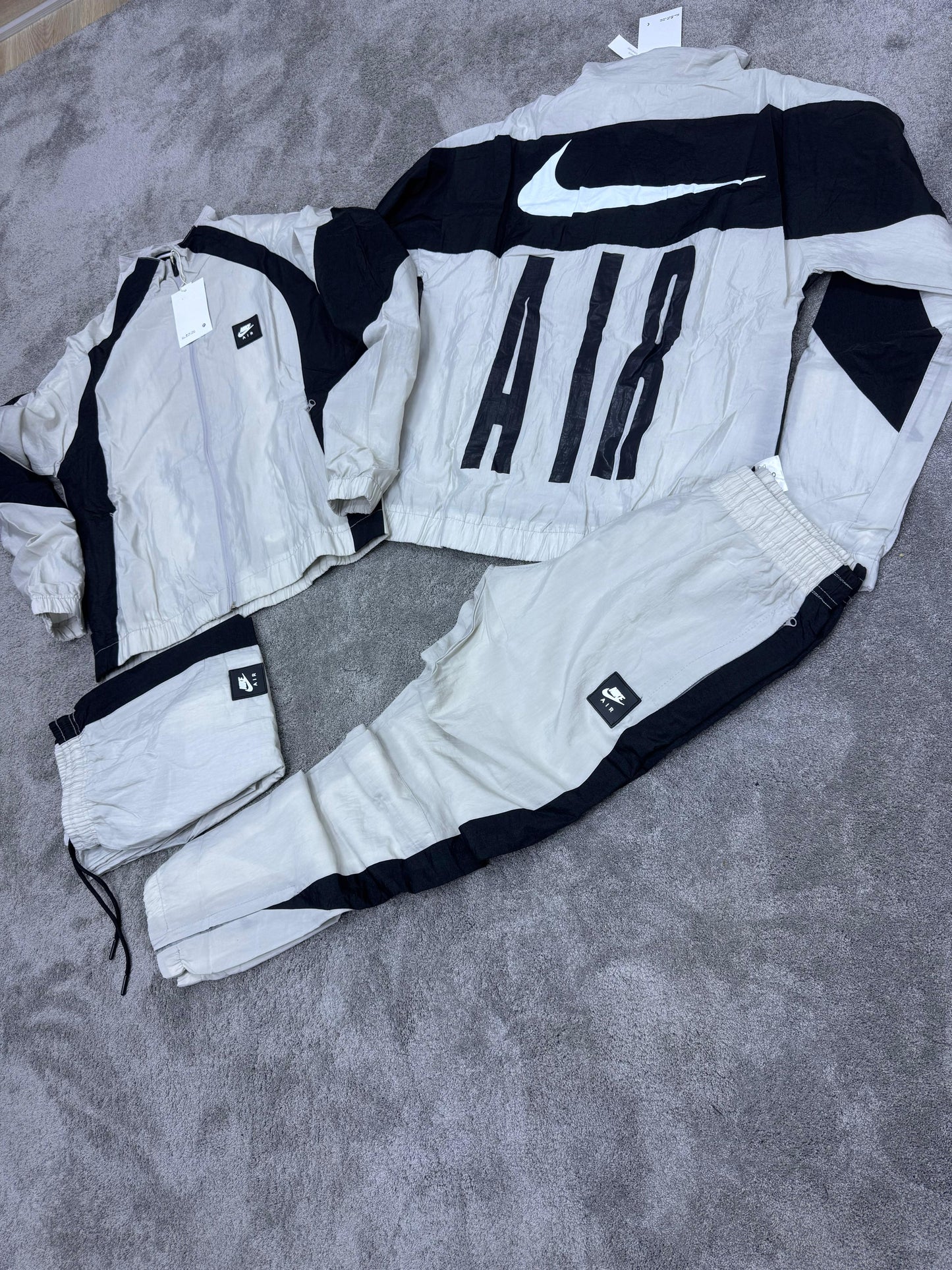 Chandal NIKE AIR beige logo blanco detallles negros