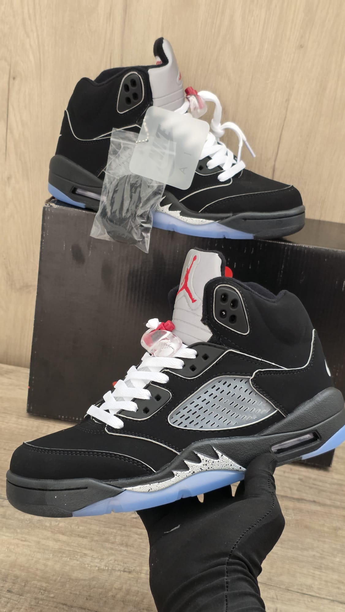 Jordan 5 negra cordones blanco