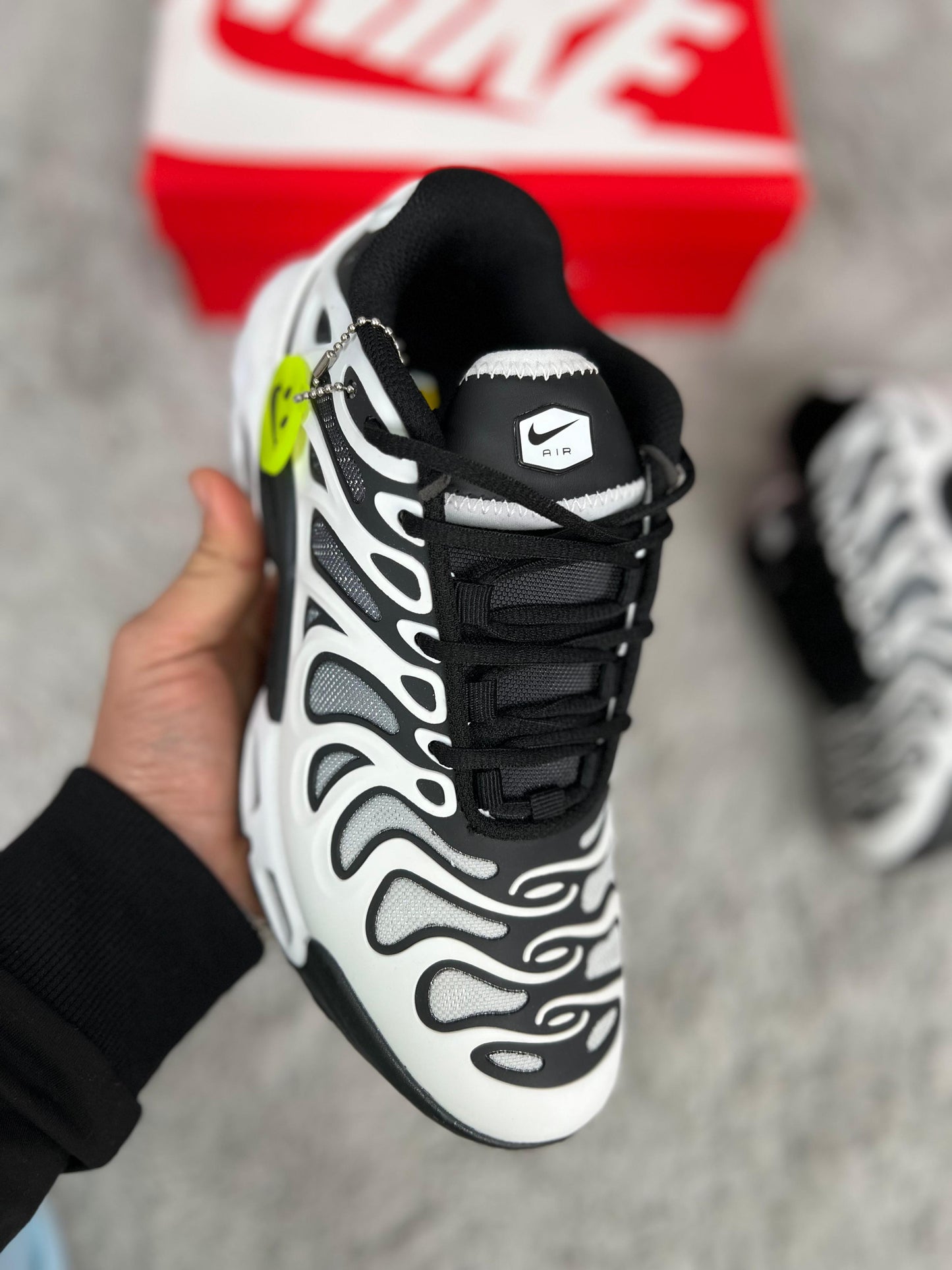 Nike Air Max Plus blancas detalles negros