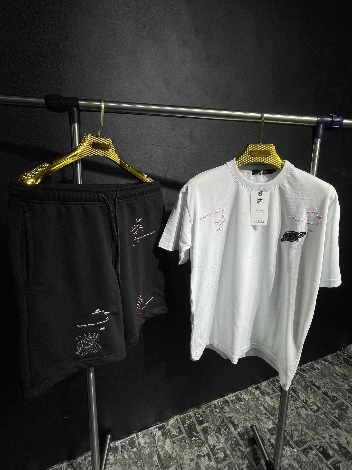 Conjunto AMIRI blanco logo negro detalles rosas