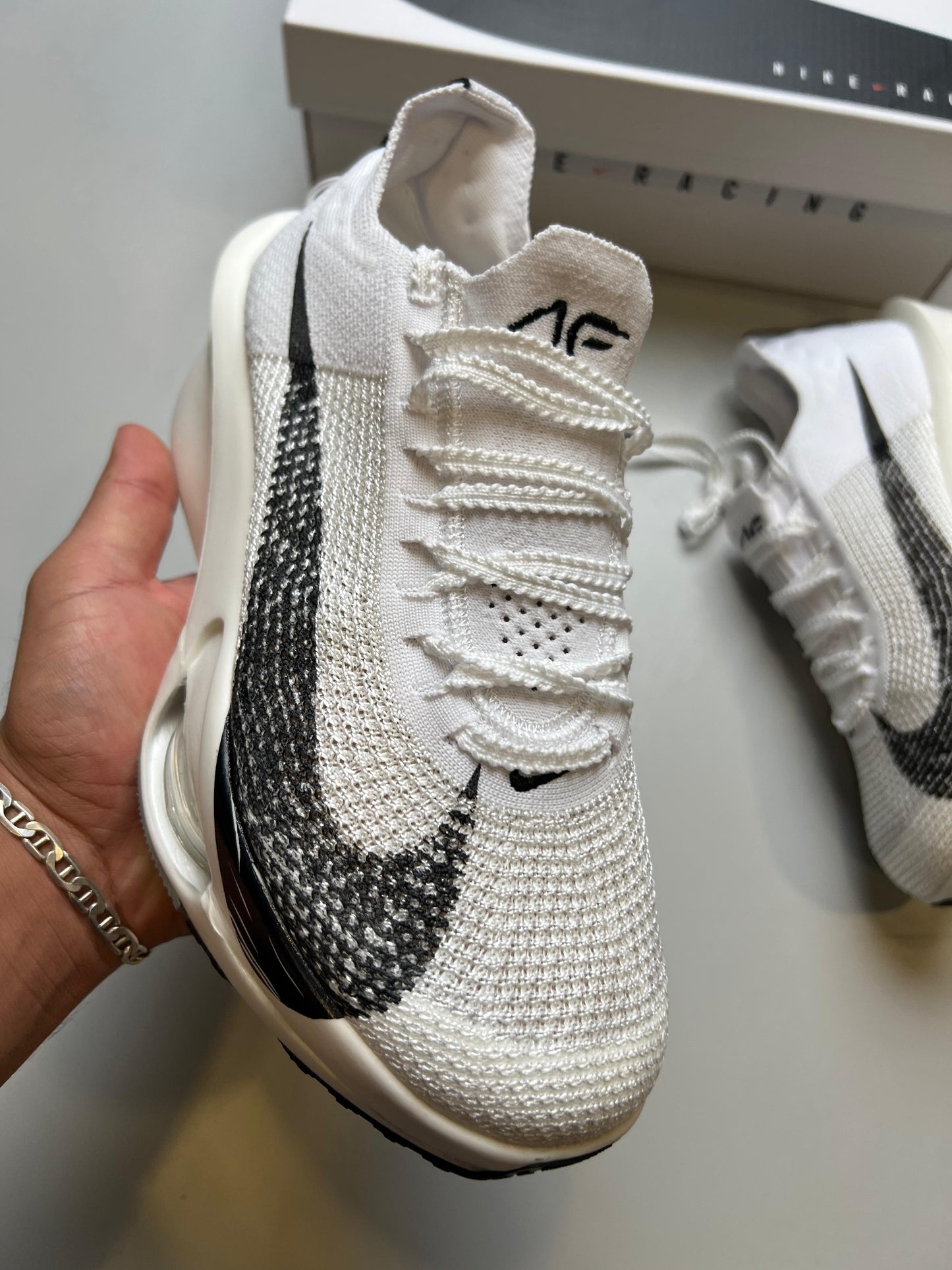 NIKE AIR ZOOM ALPHAFLY NEXT % blanco logo negro detalles crema