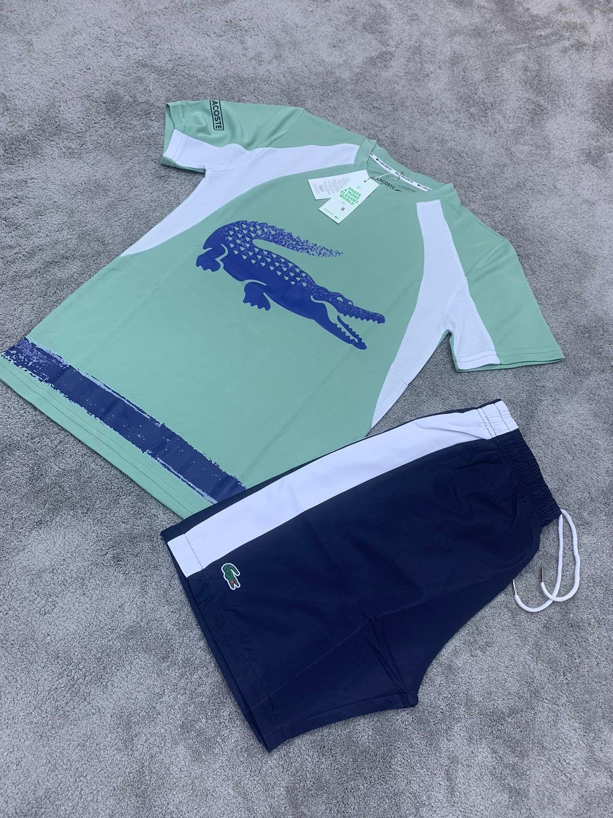 Conjunto corto lacoste verde logo azul detalles blancos