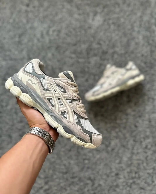 Asics blancas logo beige
