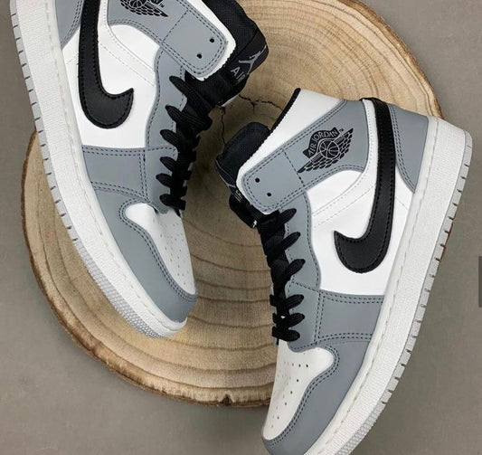 Jordan 1 gris y blancas logo negro