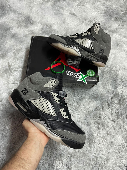 JORDAN 5 negras y grises logo negro