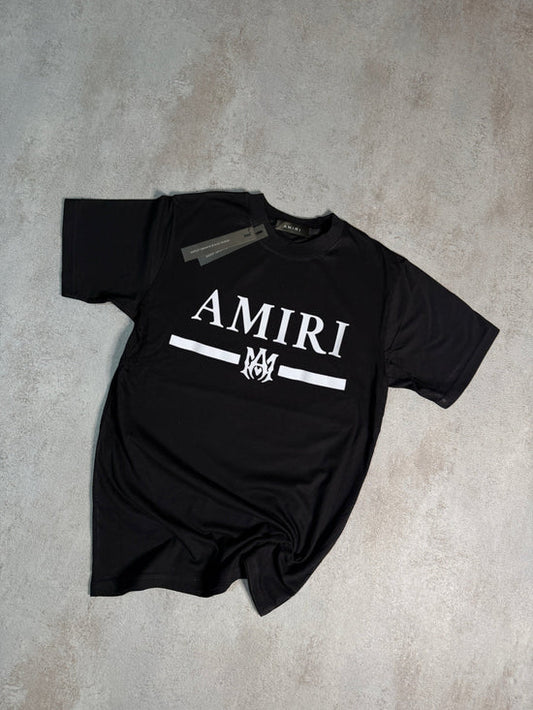 Camiseta amiri negra letras blanco y logo