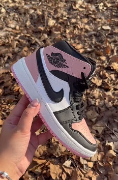 JORDAN MID 1 rosa logo negro