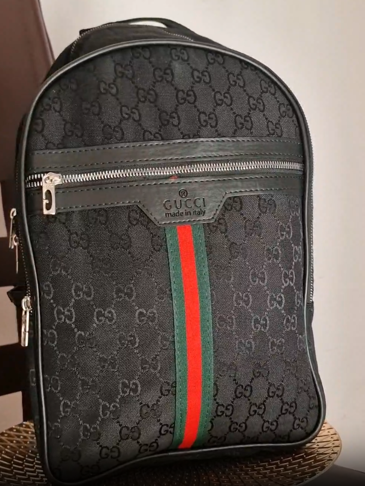 Mochila gucci negra detalles verdes y rojos