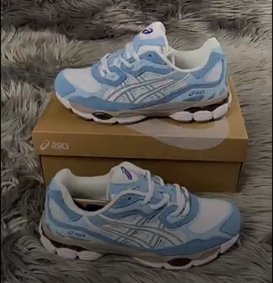 Asics blancos y azules