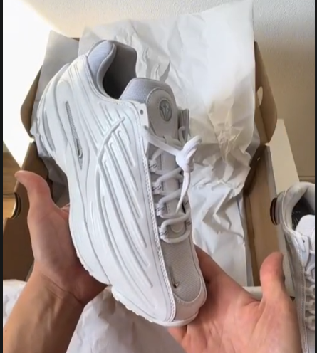 Nike nocta blanco detalles grises