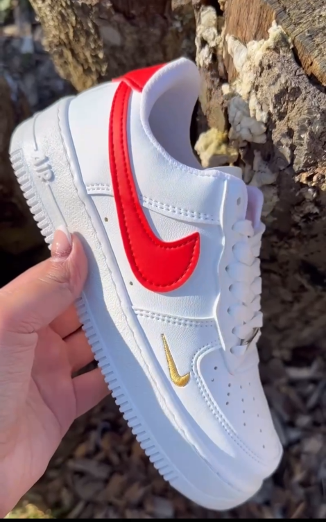 AIR FORCE 1 blancas logo rojo detalles dorados