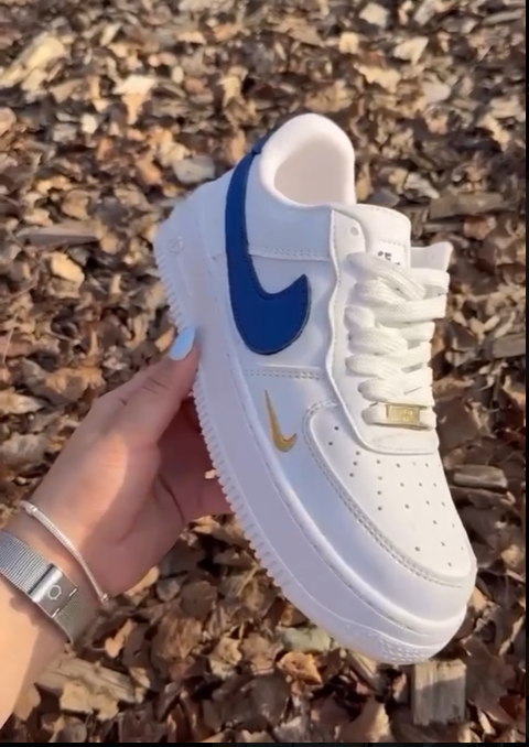 AIR FORCE 1 blancas logo azul detalles dorados