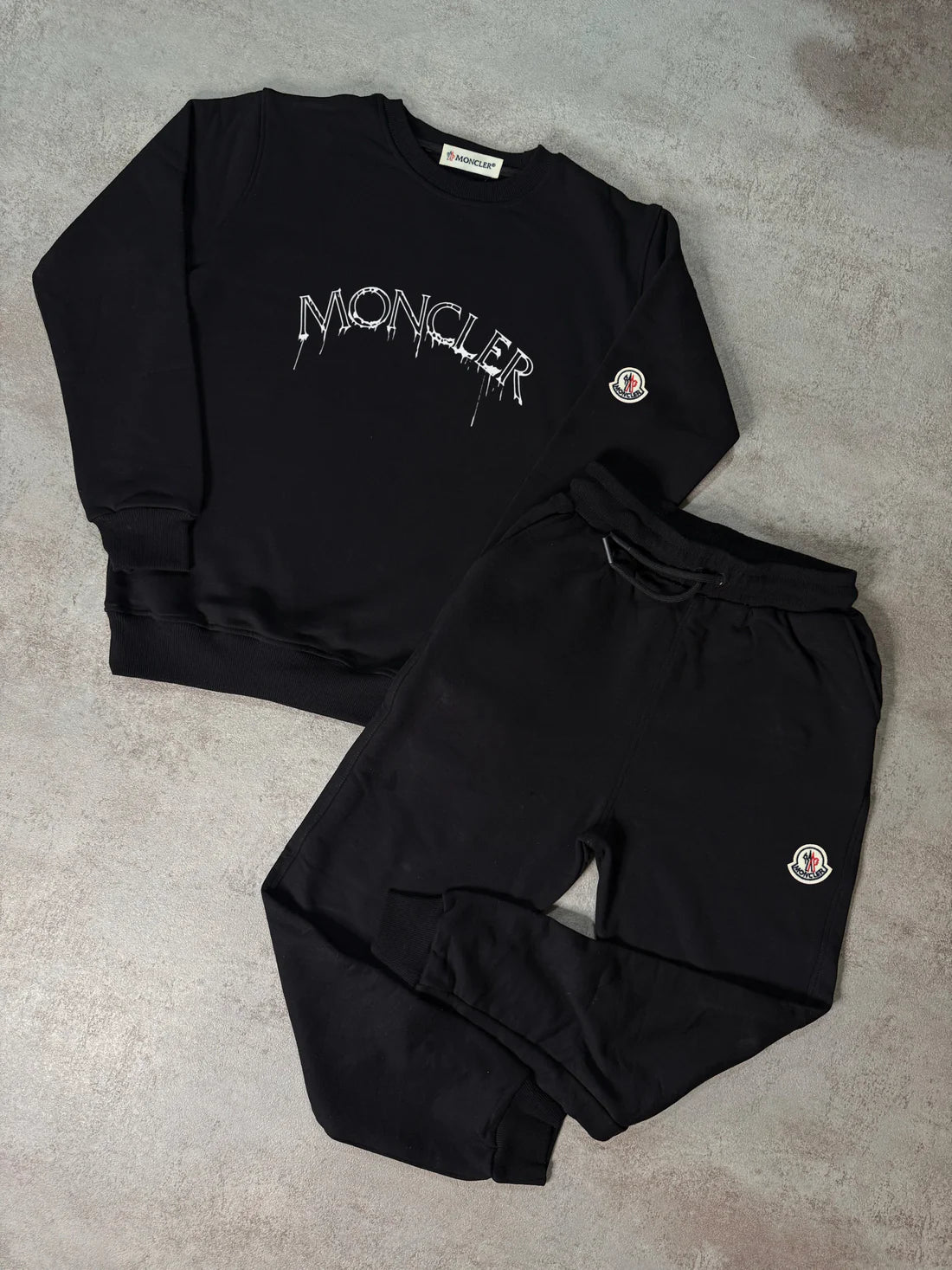 Chandal MONCLER negro logo blanco pintura