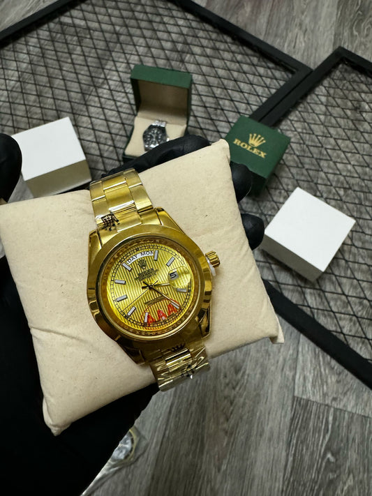 Reloj Rolex dorado detalles blancos
