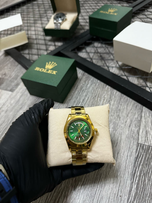 Reloj Rolex dorado verde detalles blancos