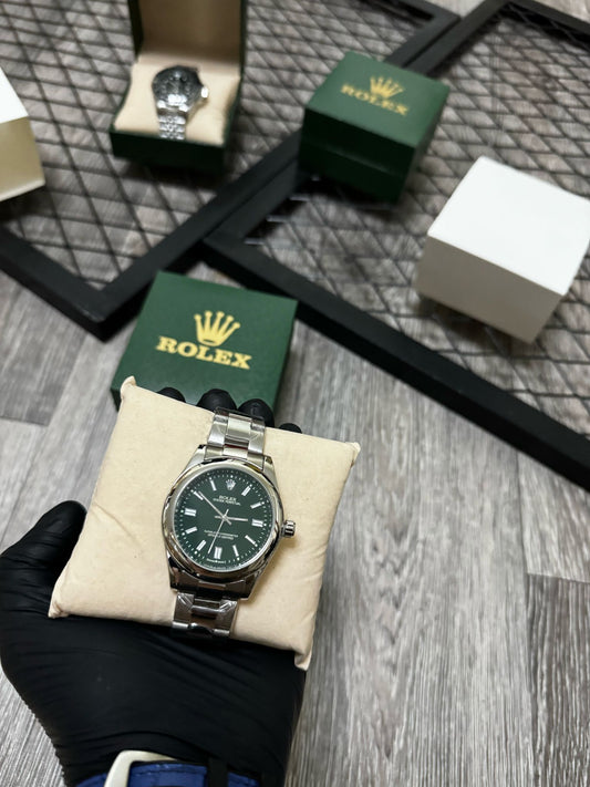 Reloj Rolex plateado verde bosque detalles blancos