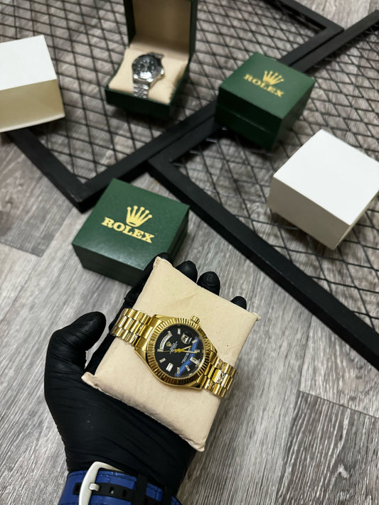 Reloj Rolex dorado y negro detalles blancos