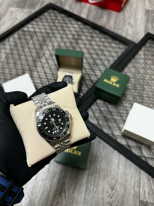Reloj Rolex plateado negro detalles blancos