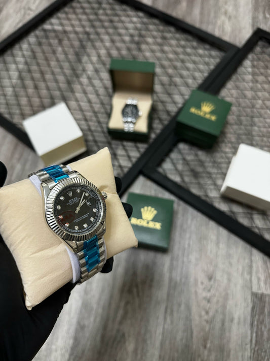 Reloj Rolex plateado negro detalles azules