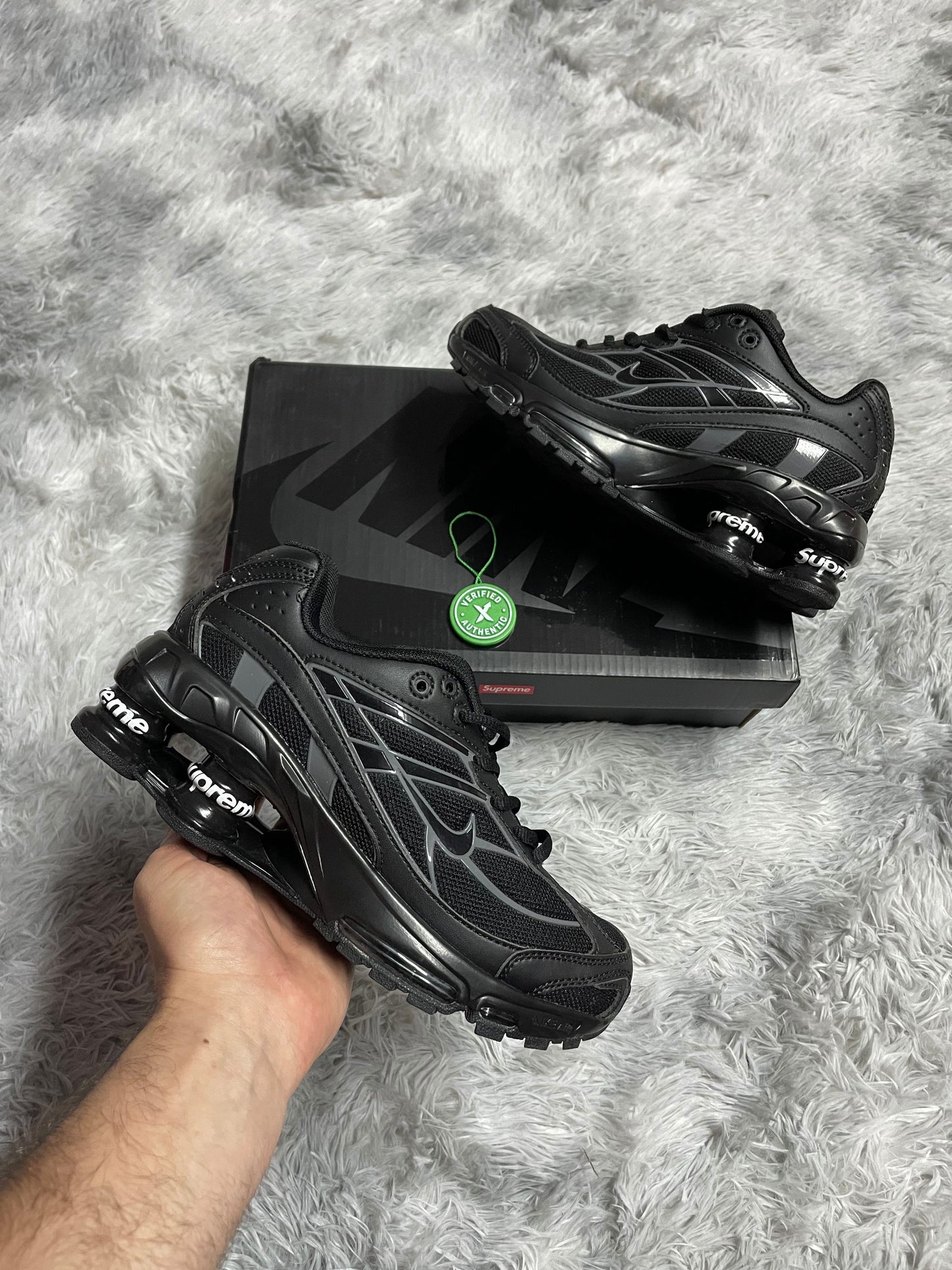 SHOX R4 x Supreme negras y grises