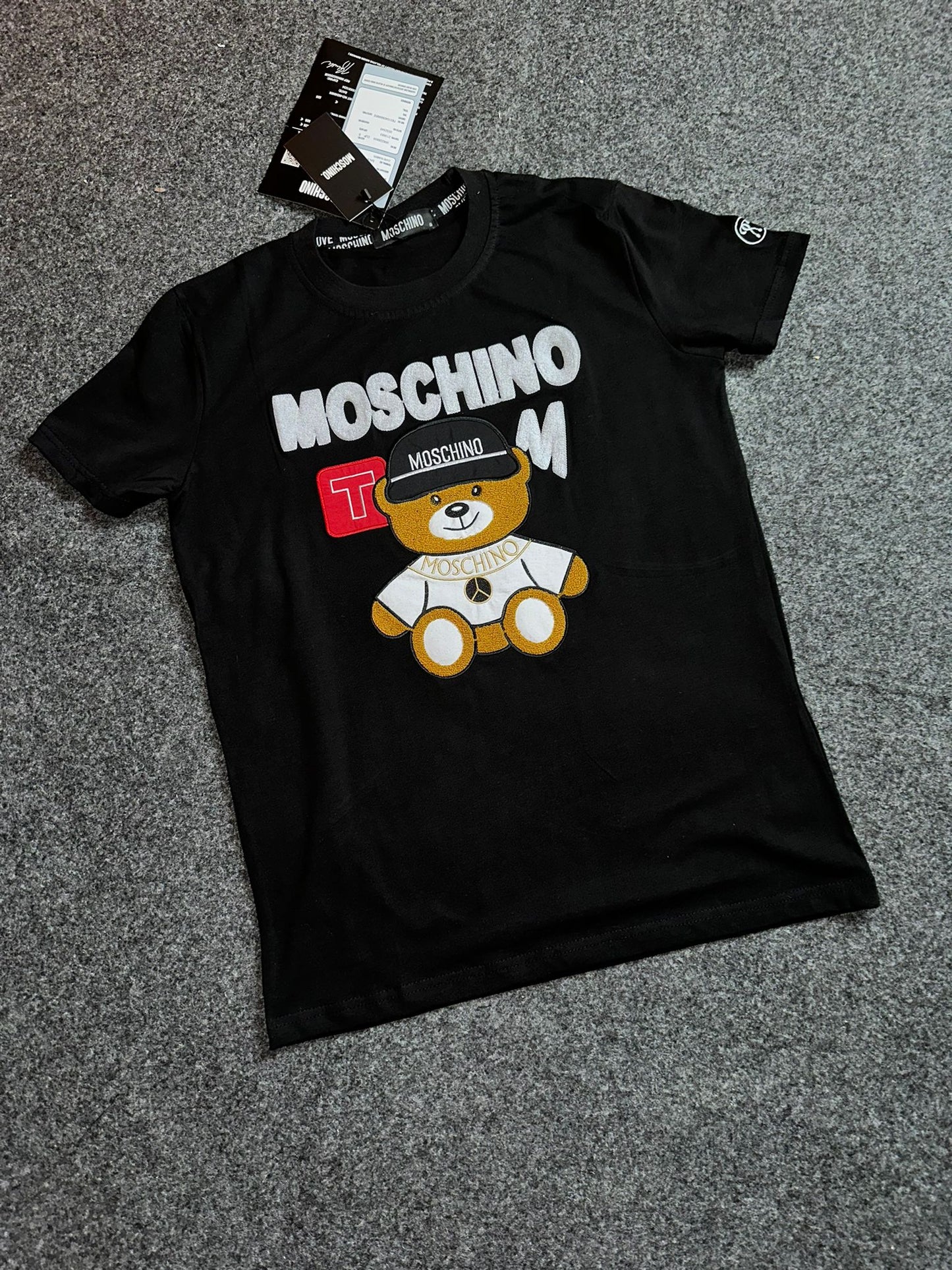 Camiseta moschino negro logo negro y rojo