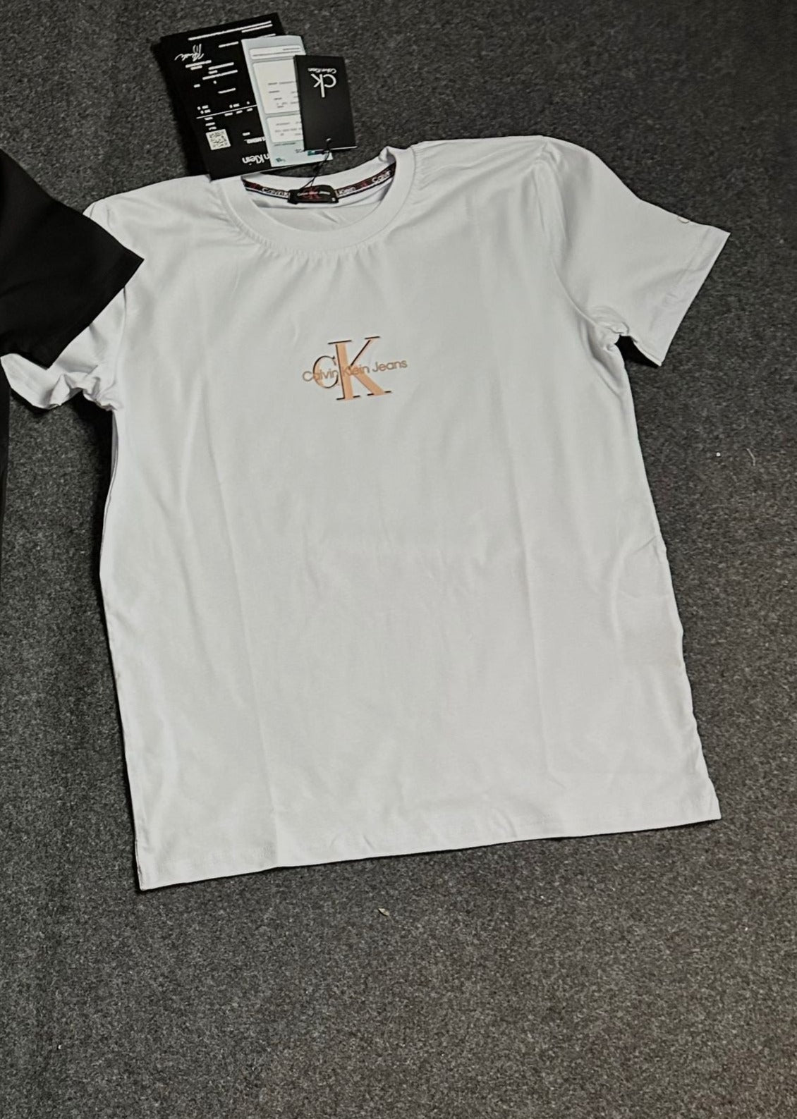 Camiseta CK blanca logo dorado