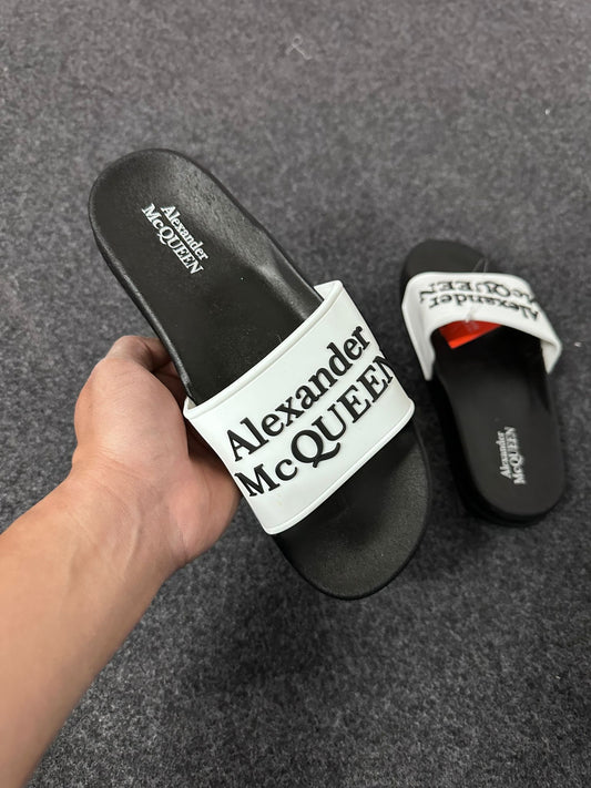 Chanclas Alexander Mcqueen blanca logo negro