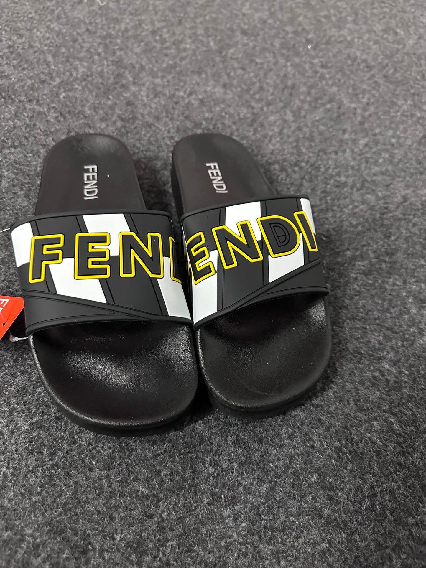 Chanclas Fendi negras logo amarillo y negro