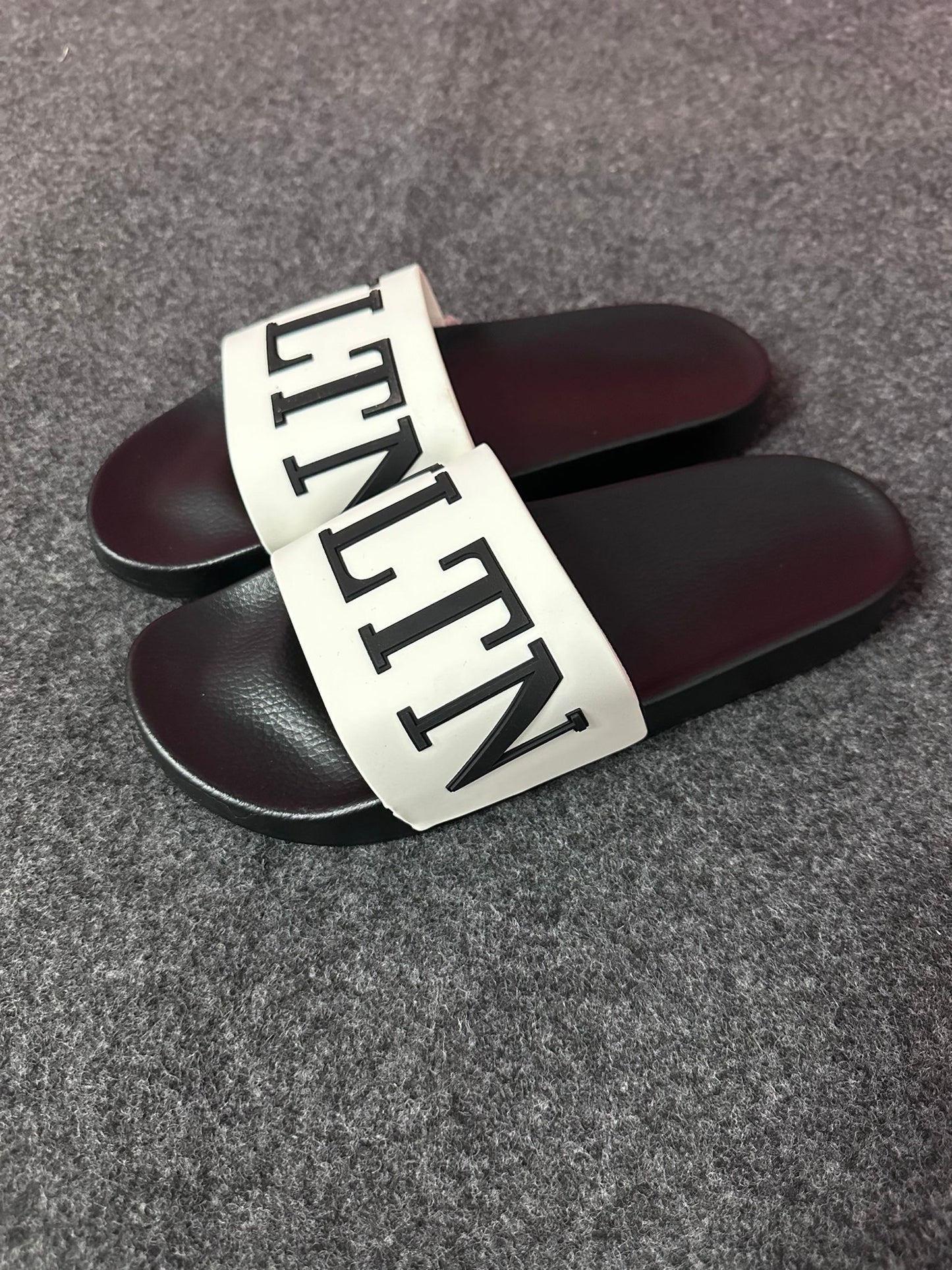 Chanclas Valentino blanca logo negro