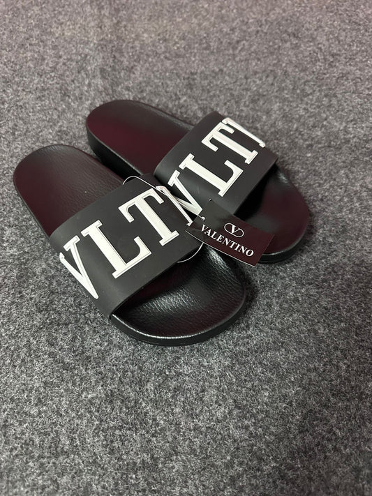 Chanclas Valentino negro logo blanco