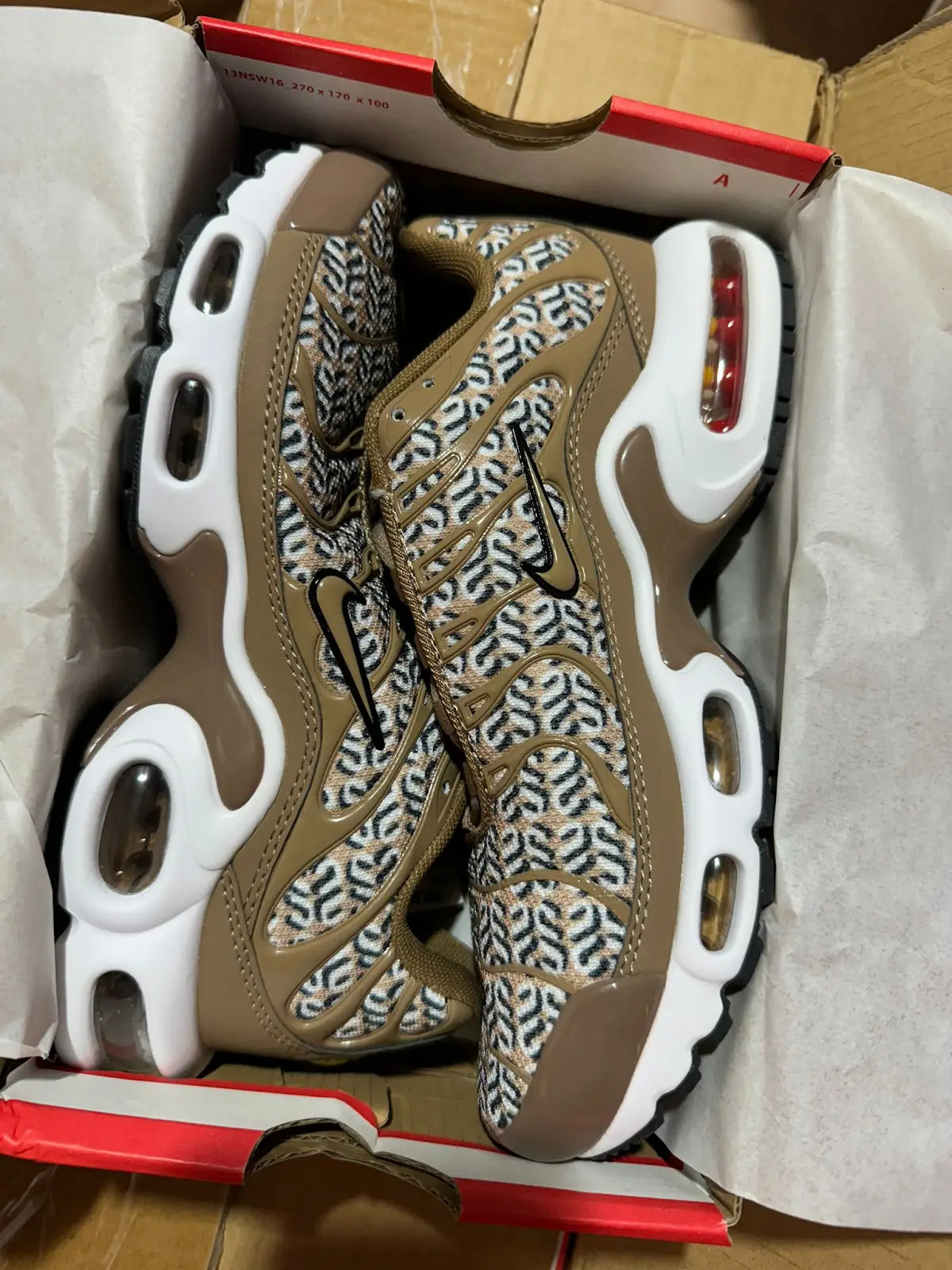 Nike tn doradas y blancas logo dorado contorno negro