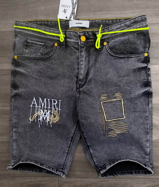 Pantalon corto amiri gris logo blanco detalles dorado y fluor
