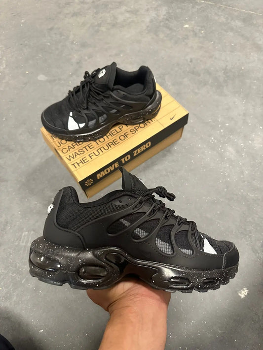 Nike ts negras logo blanco detalles grises