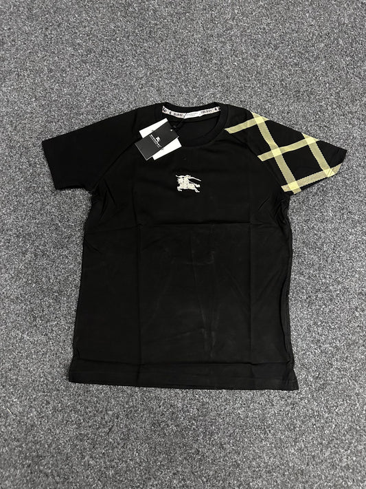 Camiseta BURBERRY negra logo en pecho detalles en manga