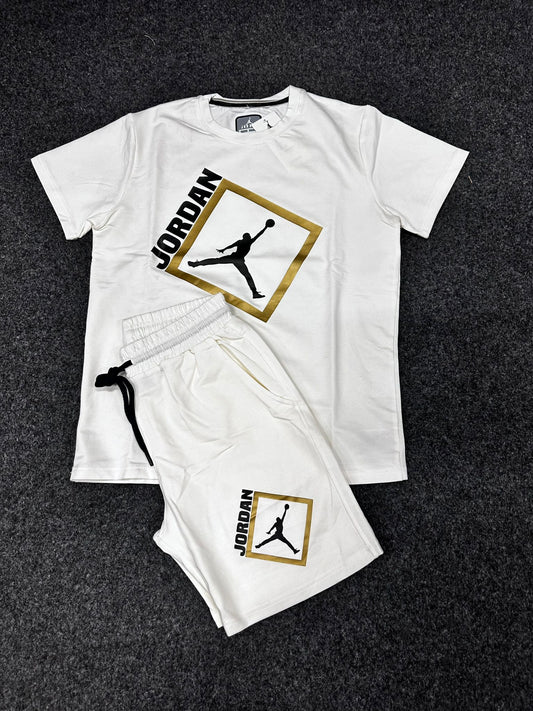 Conjunto jordan blanco logo negro detalles dorados