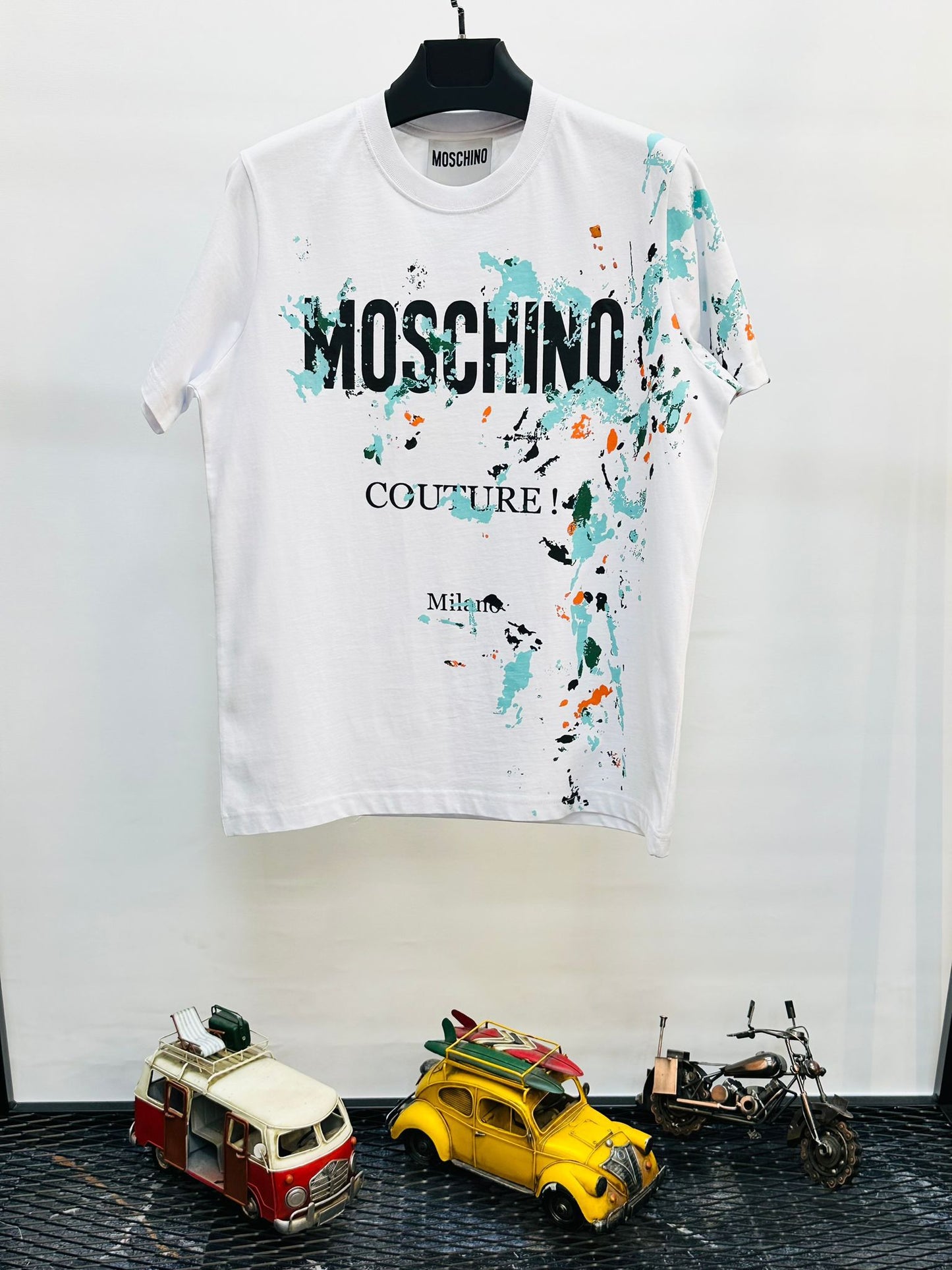 Camiseta moschino blanca logo negro detalles azules