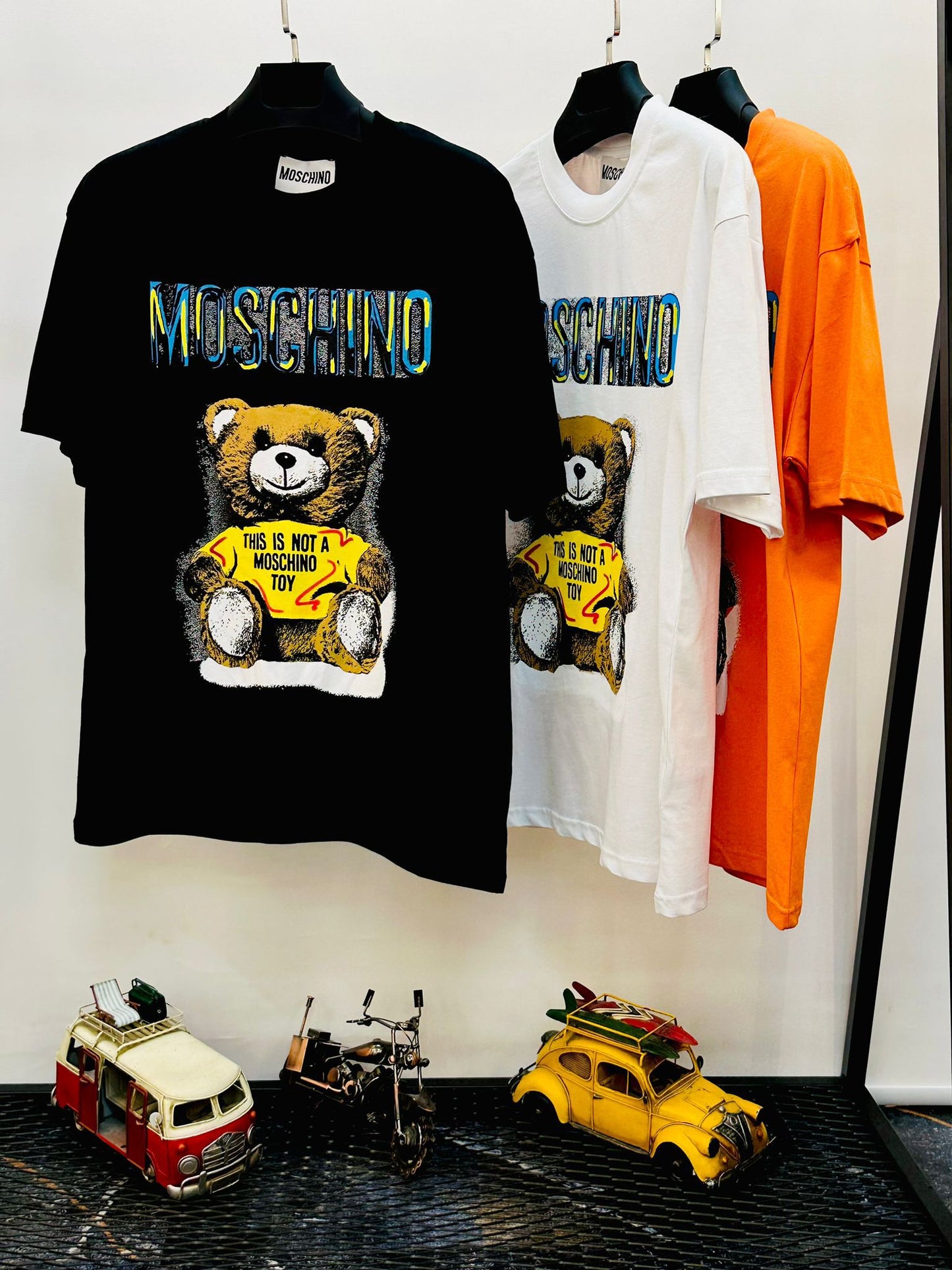 Camiseta moschino negro logo colores oversize