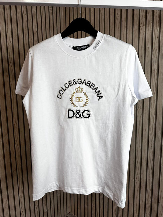 Camiseta d&g blanco logo negro y dorado en medio