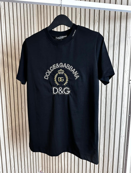 Camiseta d&g logo blanco y dorado en medio