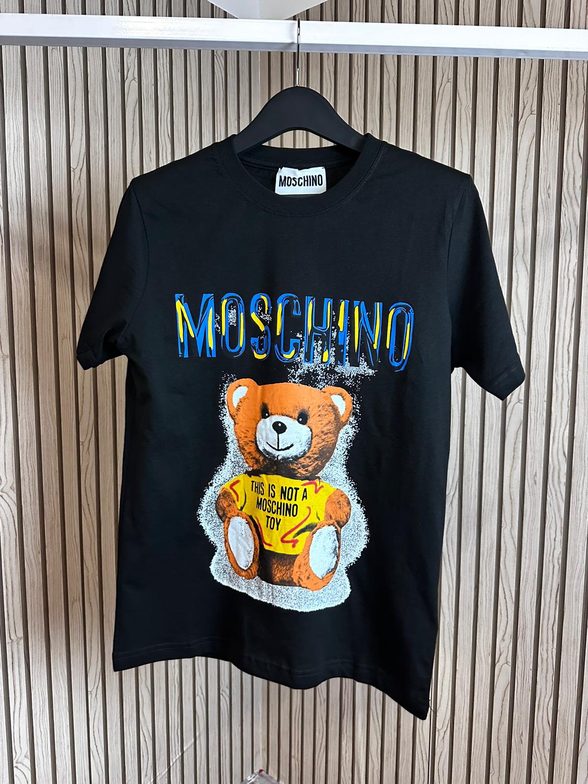 Camiseta moschino negro logo colores oversize